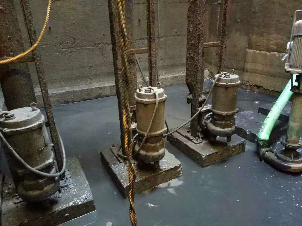 思茅污水池清理